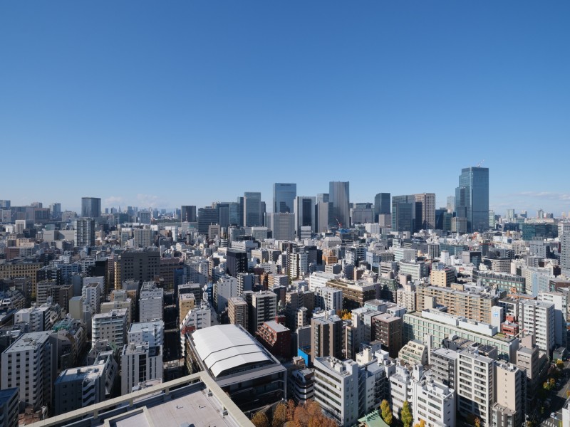 バルコニーより青々とした開放的な空と東京駅方面のシティビューを望めます。飽きのこない窓辺からの光景を愉しむことができます。