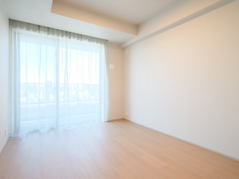 洋室1は約6.0帖の広さがあります。リビングから一番遠く、プライベート性が高いお部屋です。主寝室としてもお使いいただけます。