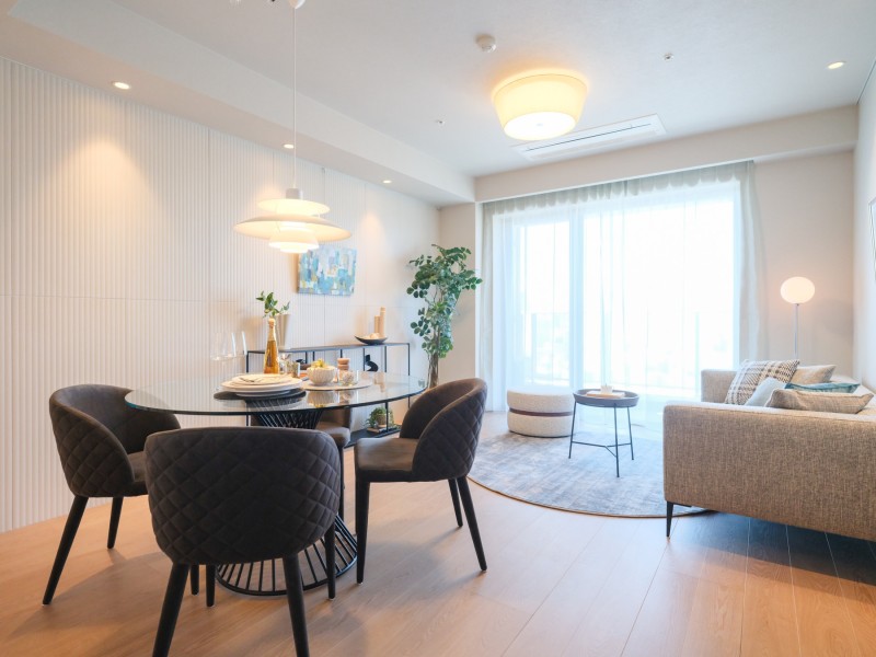 リビングには大きな窓があり、優しい陽光が差し込みます。ホワイトのクロスと淡い色調のフロアー材が柔らかく温かみのある空間を演出します。インテリアをコディネートしやすい安らぎ溢れるお部屋です。