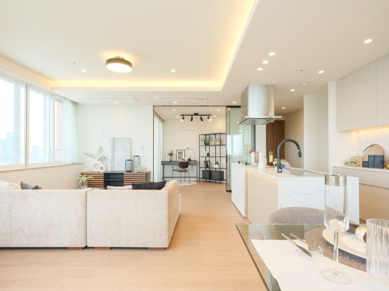 折り上げ天井を照らす間接照明も取り入れ、お部屋により立体感を演出。リビングダイニング、キッチンにはそれぞれ床暖房を敷設していますので、足先が冷えがちな季節も安心、通年快適な温度でお過ごしいただけます。