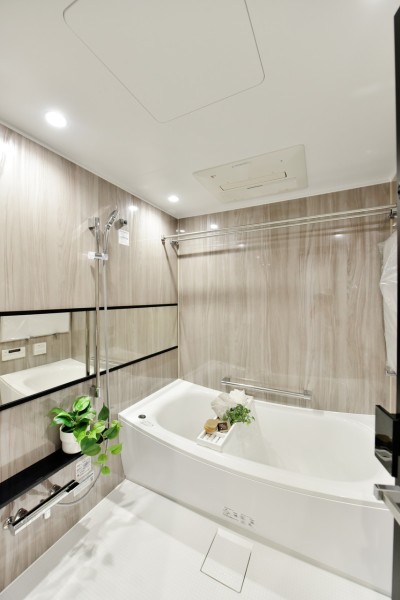 浴室は１６１８サイズを採用しました。体を包み込むような入浴感が日々の疲れを癒やし、リラックスした時間を楽しめるバスルームです。浴室暖房乾燥機完備で衣類の乾燥や暖房運転など一年を通して快適にご使用頂けます。