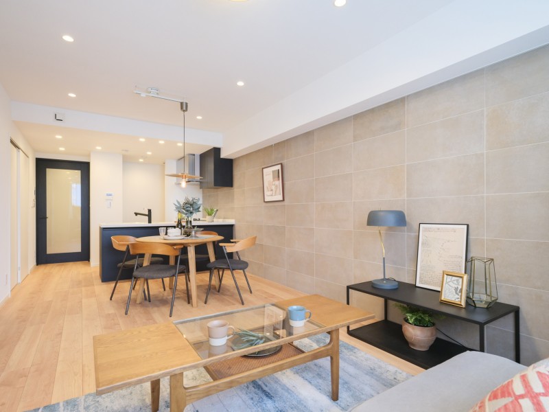 約16.8帖のLDKには暖かな光が差し込み、穏やかで心地よい住空間が広がります。建具にはシックなカラーを採用し、ナチュラルテイストでありつつも、スタイリッシュさも感じられる内装へと仕上げています。