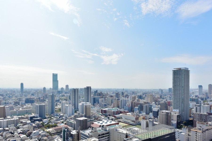 32階の南西角住戸で前面を遮るものはなく、エネルギッシュな大阪の街並みと大阪湾方面まで一望できる開放感あふれる眺めが広がります。暮れゆく空を眺めながら伸びをしたくなるような空間です。