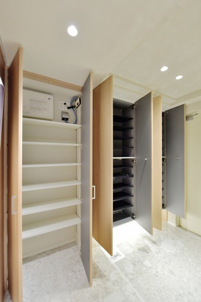玄関にはたっぷり大容量のシューズボックス、廊下収納、納戸があり家族の靴だけでなく、災害備蓄品やお出かけの際にすぐに取り出したいレイングッズなどの収納に便利です。