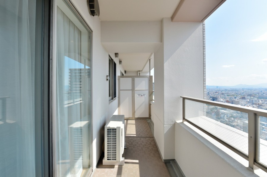 南・西の二面にバルコニーがあります。南向きの窓から光と風が満ちる、開放感あふれる居住空間です。開口部が多く、遠くまで見渡す爽快な眺望を堪能できる住まいです。