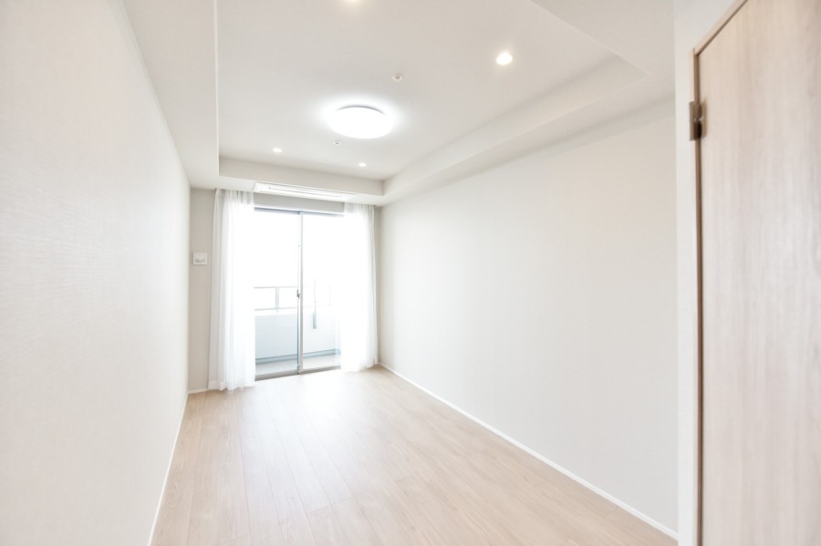 洋室１（約8.1帖）は西側のバルコニーに面し、一日を通して優しい光がさしこむお部屋です。シンプルな内装に仕上げていますので、インテリアなどで自分らしく心休まる空間を演出できます。