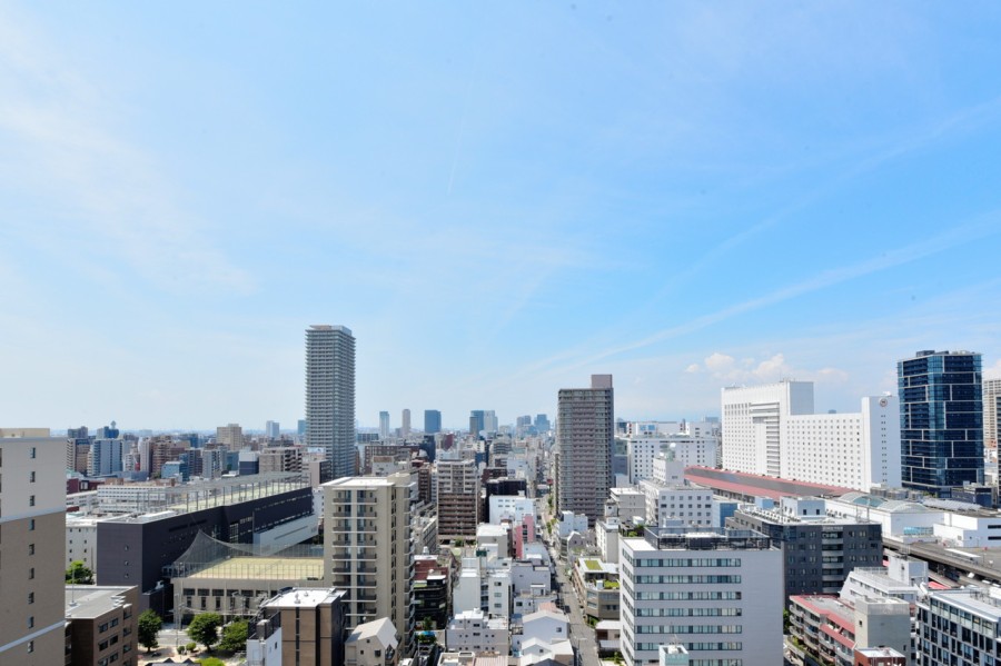 西側の眺望です。20階部分の南西角住戸で開放的な眺望が広がります。時間や季節と共に変化してゆく空と街の様子を眺めながら大きく伸びをしたくなるような眺めです。
