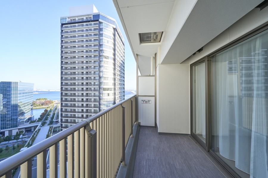 お部屋に心地の良い光と風を届けるバルコニーです。爽やかな風が感じられるリフレッシュにぴったりな空間です。