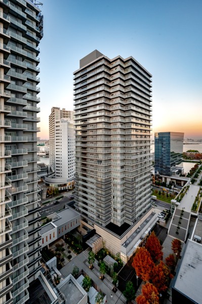 目線を下した先には四季折々の移ろいを感じられる眺めが広がります。春は緑、夏は海の輝き、秋冬は変わりゆく木々の姿を堪能できる景色が身近にある、伸びやかな暮らしが叶います。