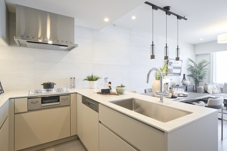 田中工藝製のキッチンを採用しました。落ち着きのあるデザインが空間に上質な表情をもたらし、使い勝手にも優れています。ガラストップコンロのため、お手入れも簡単です。