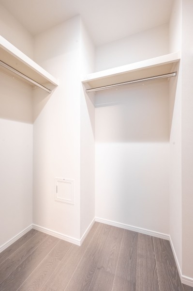 洋室1のウォークインクローゼットは広さがあり、お洋服はもちろん、季節の寝具や趣味のアイテムまでたっぷり収納できます。お部屋の色味や素材と合わせた仕上げで、空間に統一感が生まれています。