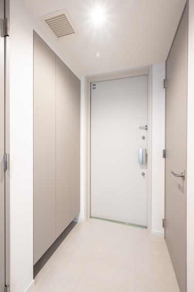 柔らかい色調で整えられた玄関は気品あふれる空間となっております。大切なご家族の「ただいま」「おかえり」が行き交う心温まる空間です。