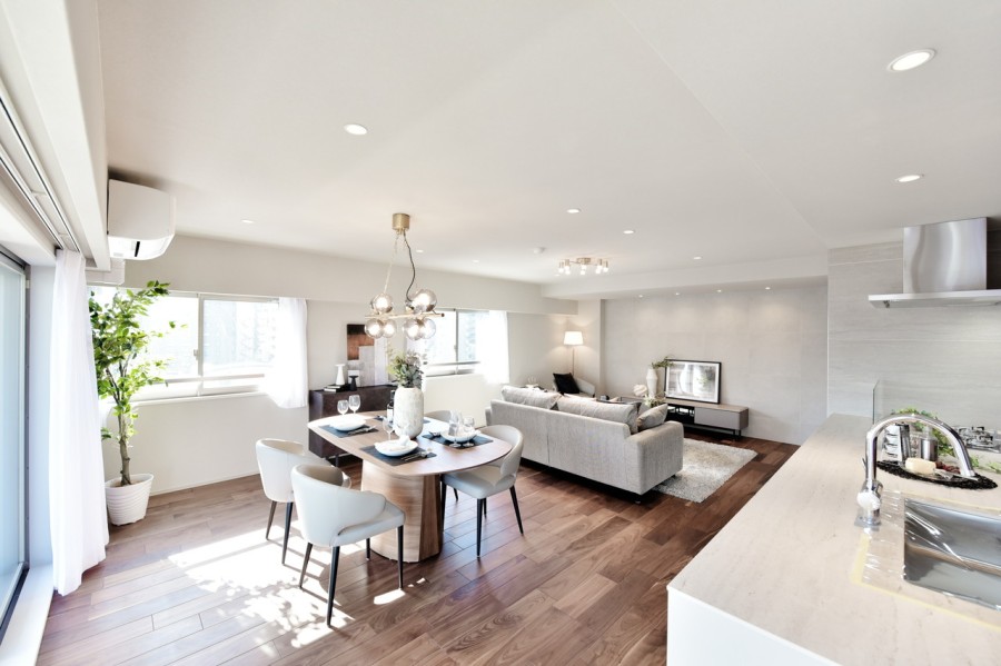 南と東の二面採光で優しい風と光が満ちるくつろぎのＬＤＫです。約27.4帖のゆったりとした広さ、落ち着きのある内装なので、家族や友人を招いて気兼ねなく語り合える居心地の良い空間です。