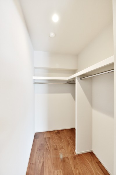 洋室１、洋室２には大容量のウォーウインクローゼットを備え付けました。ハンガーパイプと枕棚を設置していますのでかさばりがちなアウターや小物、アウトドア用品など使用頻度の低いアイテムの収納に便利です。