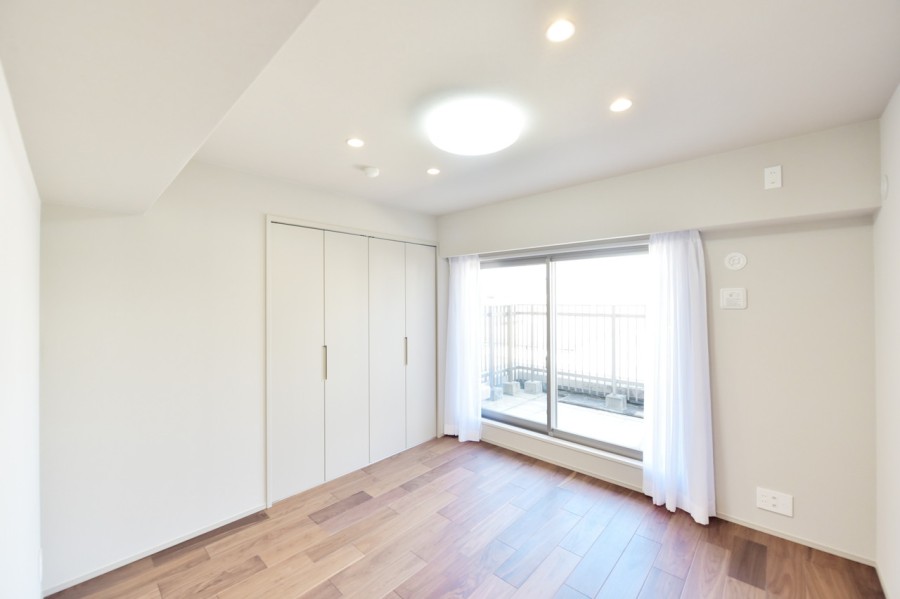 洋室３（約5.9帖）はリビングから離れて静かに自分の時間や趣味に没頭できるお部屋です。シンプルな内装ですので、お好みのインテリアや小物で自分らしい空間を作り上げることができます。