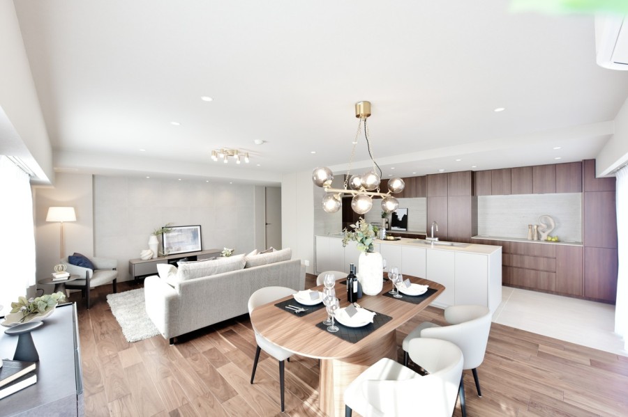 リビングの壁には柔らかな色と表情が空間をエレガントに演出するタイルを設置しました。エアコン１基と床暖房を設置していますので、家族やゲストがオールシーズン快適にくつろぐことができます。