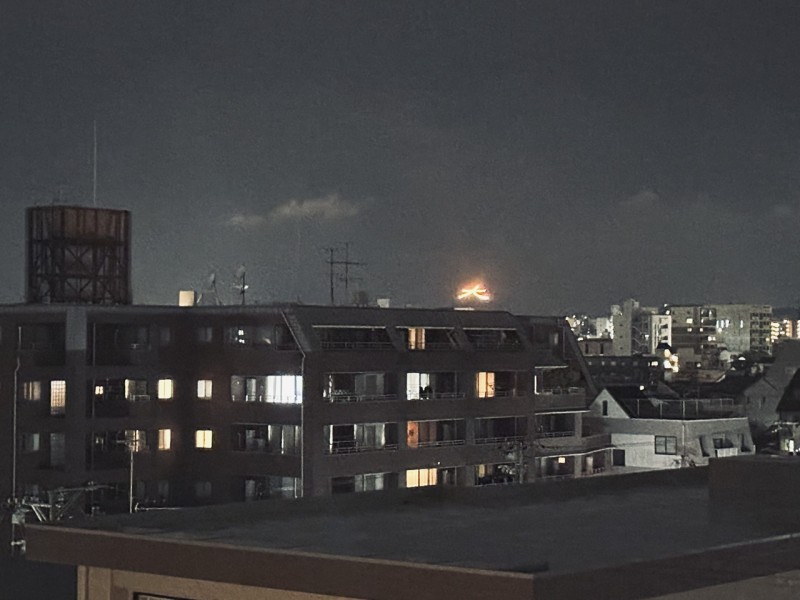 北西側には京都の夏、京都市登録無形民俗文化財でもある五山の送り火、左大文字が自宅から鑑賞可能です。お盆の終わりを告げる五山の送り火を眺め、心穏やかな時間を過ごせます。