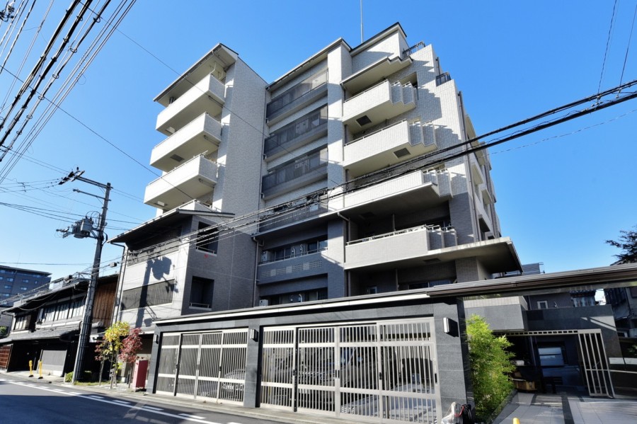 地下鉄烏丸線・東西線烏丸御池駅4分、阪急線も利用可能です。京都御苑、二条城も徒歩圏内で、休日の散策なども楽しめます。近隣にはお買物施設や、京都市役所などの公共施設もあり生活しやすい環境です。