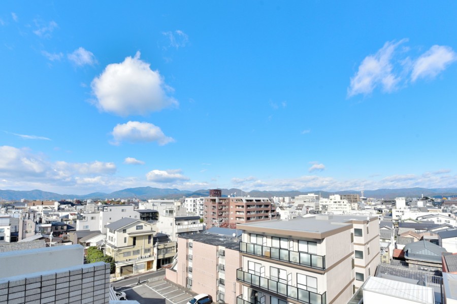 ルーフバルコニー眺望からの北西側眺望です。夏にはこちらの方向に左大文字が鑑賞可能です。最上階のお部屋で、前面を遮る建物はありませんので、大きく開放的な空と街並みを楽しむことができます。