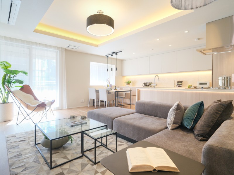 約22.9帖のゆとりあるLDKです。よりいっそう開放感を演出する大きな窓からは、柔らかな自然光が差し込み心地よい時間が流れます。