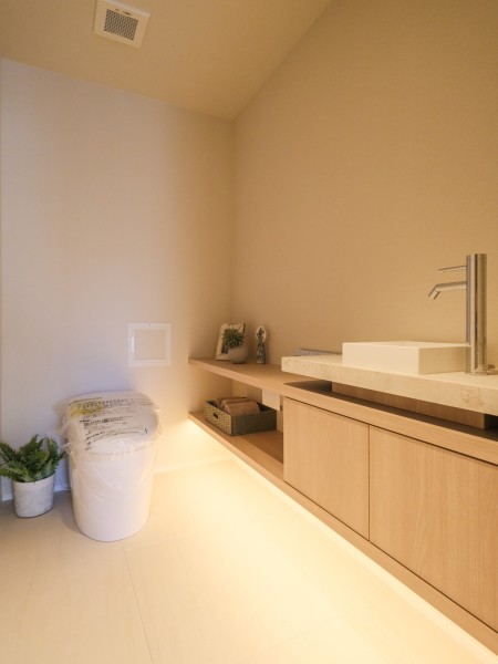 タンクレストイレと手洗い場を設置したレストルームは、やすらぎを感じることができる空間となっております。柔らかい色調の内装と優しい色合いの照明が、よりスタイリッシュな雰囲気を演出します。