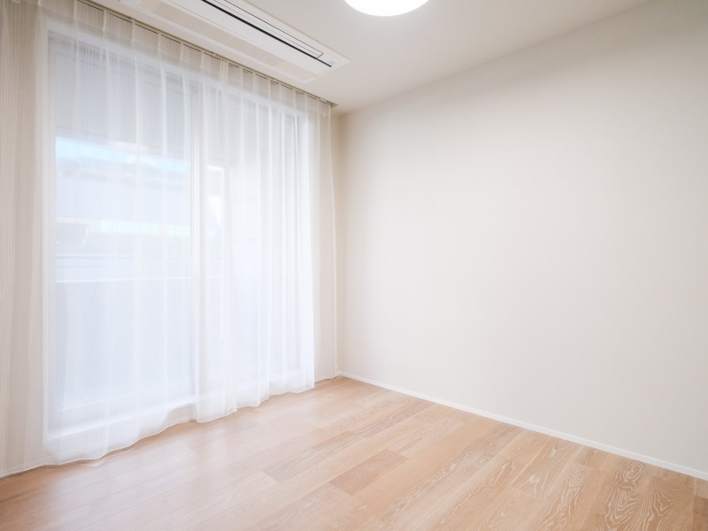 約5.7帖の広さの洋室2です。ナチュラルな優しい温もりを添えた居心地の良い内装に仕上がりました。多彩な豊かさが紡ぎ、穏やかな時間が流れます。