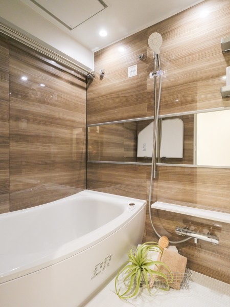 バスルームはゆったりとおくつろぎいただける癒しの空間です。半身浴をしたり、入浴剤を入れてリフレッシュタイムを楽しむことができます