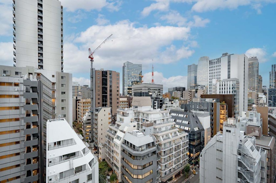 12階部分のお部屋からは、都心ならではの東京タワービューがお愉しみいただけます。青々とした大空が広がり、忙しない暮らしの中にも開放感とゆとりを宿します。