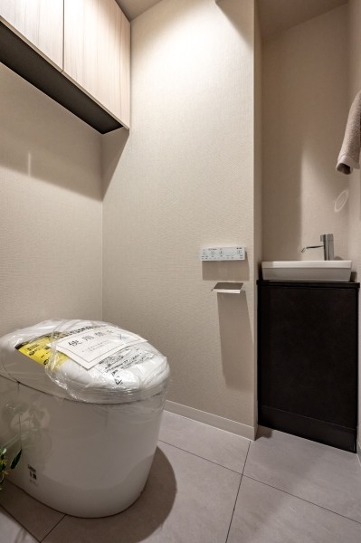 タンクレストイレやスティックリモコンでスタイリッシュな雰囲気を演出したレストルームです。タンクのお掃除が不要で家事が楽になります。また、収納棚や手洗い水栓があり便利で機能性も高い空間です。