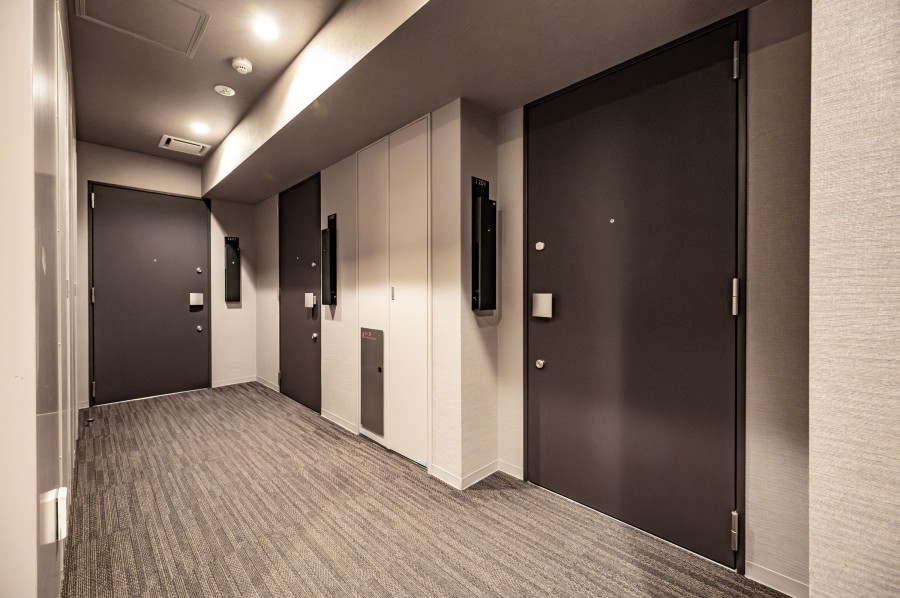 エレベーターからお部屋へと続く廊下は、ホテルライクな内廊下設計です。外気の影響を受けにくく、プライバシーも守られやすいです。