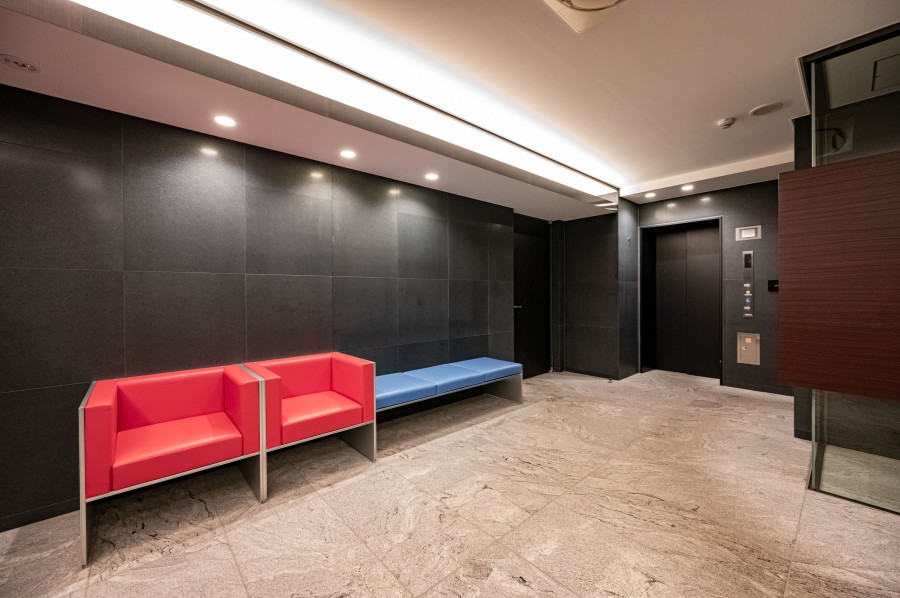 エレベーター前にソファが設置されており、ご家族やご近所の方と座ってお話をすることができます。落ち着いた印象の空間のアクセント部分になっております。