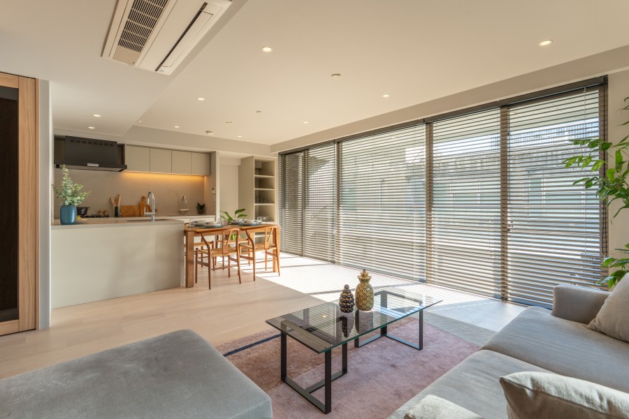 ユナイテッドアローズ社がもつブランドの世界観を住空間に落とし込みながら、従来の様式美や一過性のトレンドに流されることなく、暮らしの普遍を丁寧に見つめながら住空間づくりを目指し施したリノベーションです。