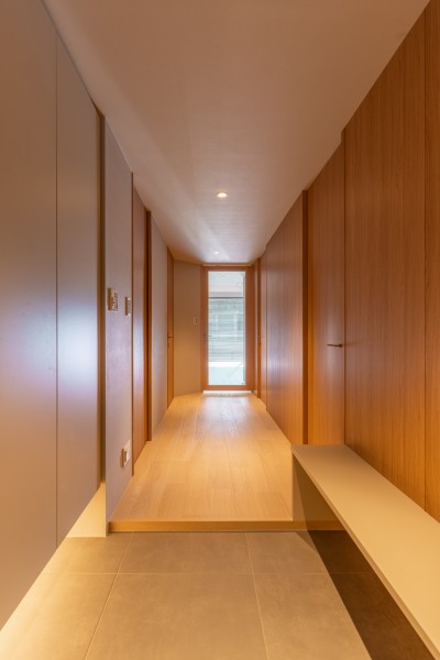 フットライトがよりいっそう気品溢れる空間を醸し出す玄関です。木目調の建具に囲まれた温もりのあるスペースです。