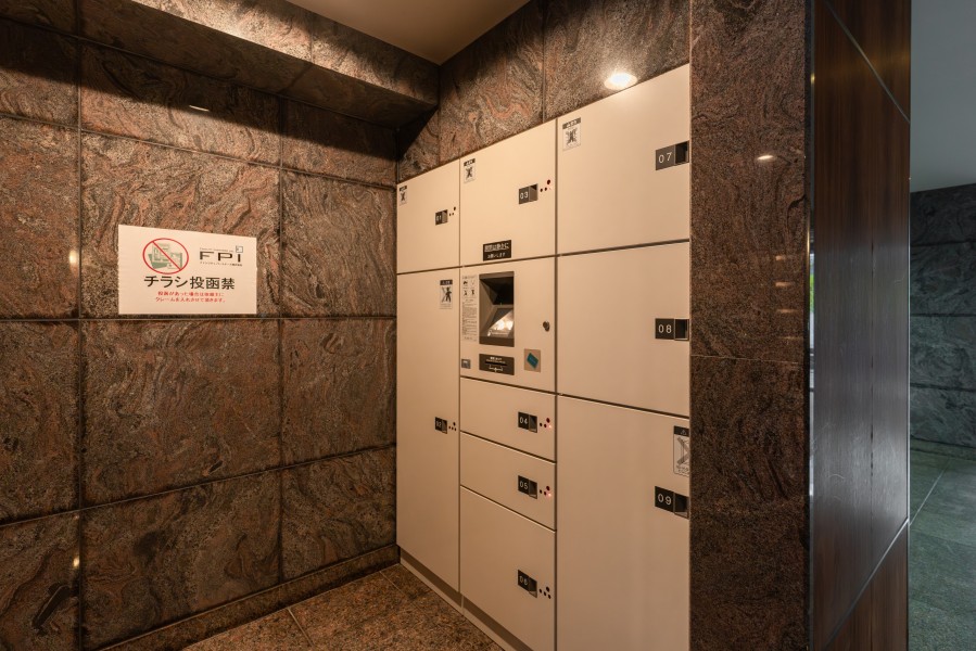 ◆宅配ボックス◆24時間いつでも荷物受け取りが可能。プライベートの時間を邪魔されず、配達時間も気にせず過ごすことができる便利な設備です。