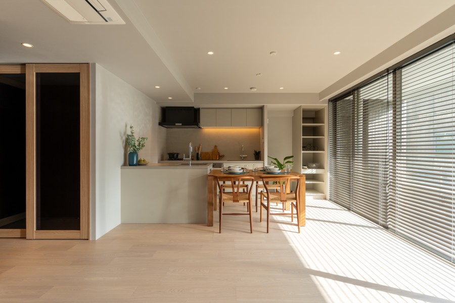 ナチュラル＆モノトーンのカラースキームをベースに、ディテールに特徴的な意匠を施したリノベーションです。給水管・給湯管に至るまで新規交換しました。