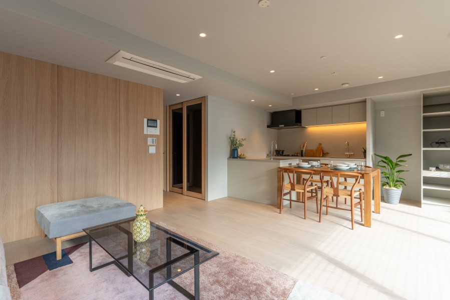 自然感を活かした優しい色合いとゆったりとした抑揚のある建具を採用しました。流行と安らぎの豊かな共存の風合いは、空間に溶け込み、幅広い家具やインテリアと調和します。