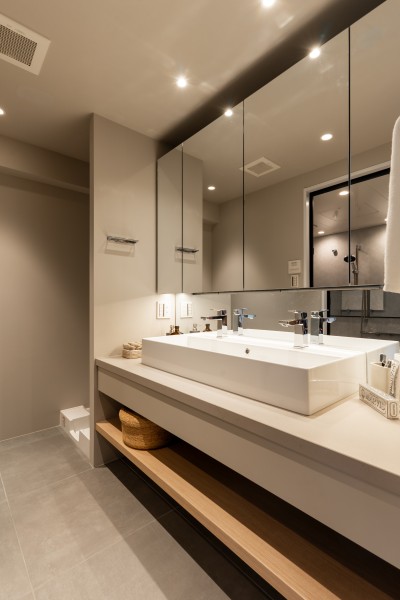 洗面化粧台はキッチンと同じくユナイテッドアローズ社オリジナルデザインです。入浴後の豊かな時間を演出し、心からくつろげるプライベートスペースです。