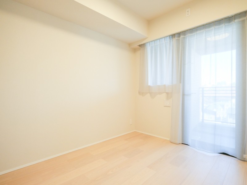 約5.0帖の洋室3はバルコニーに面した明るい空間のため、ワークスペースとしても快適にご活用いただけます。リビング隣接でありながらも、プライベート性の高いお部屋です。