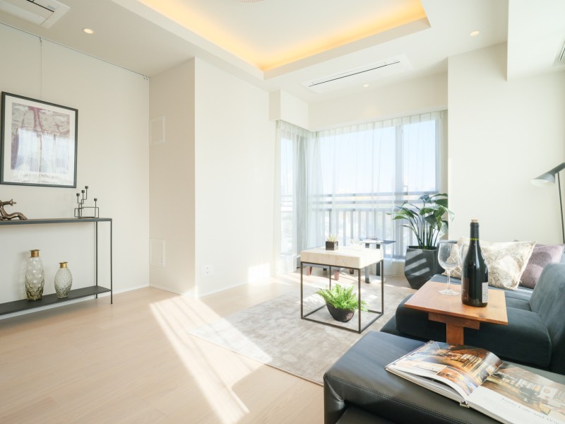 リビングの壁にはピクチャーレールがあるので、壁を傷つける心配なくお気に入りのお写真や絵画、ドライフラワーなどのグリーンを飾ることができます。四季によって飾るものを変えて、季節を感じることもできますね。