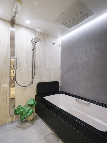 バスルームはゆったりとおくつろぎいただける癒しの空間です。都会の喧騒を忘れて、バスタイムをお楽しみいただけます。