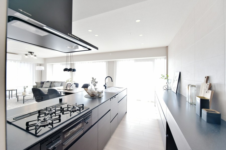 このお部屋のために設えた田中工藝製オリジナルシステムキッチンです。背面には同社施工のカップボードを備え付けていますので、インテリアの役割も果たし、お部屋に統一感をもたらしています。