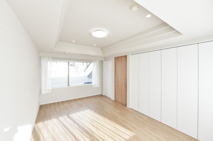 洋室３（約7.4帖）は上階に位置しています。両面に窓があるので、一日を通して優しい光と風を感じるプライベートスペースです。全ての居室にたっぷりの収納を設けていますので、どの居室もすっきりと整頓された空間を保てます。