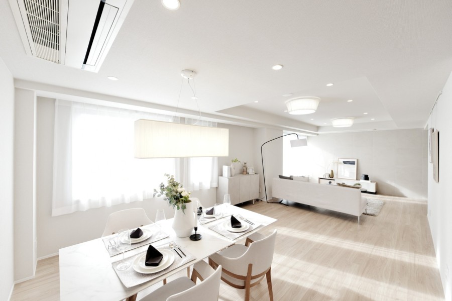 壁にはピクチャーレールを設置しましたので、壁を傷つけずにアートやグリーンを飾ることができます。ＬＤＫにはエアコンを２基新規設置しておりますので、すぐにでも快適に新生活をスタートして頂けます。