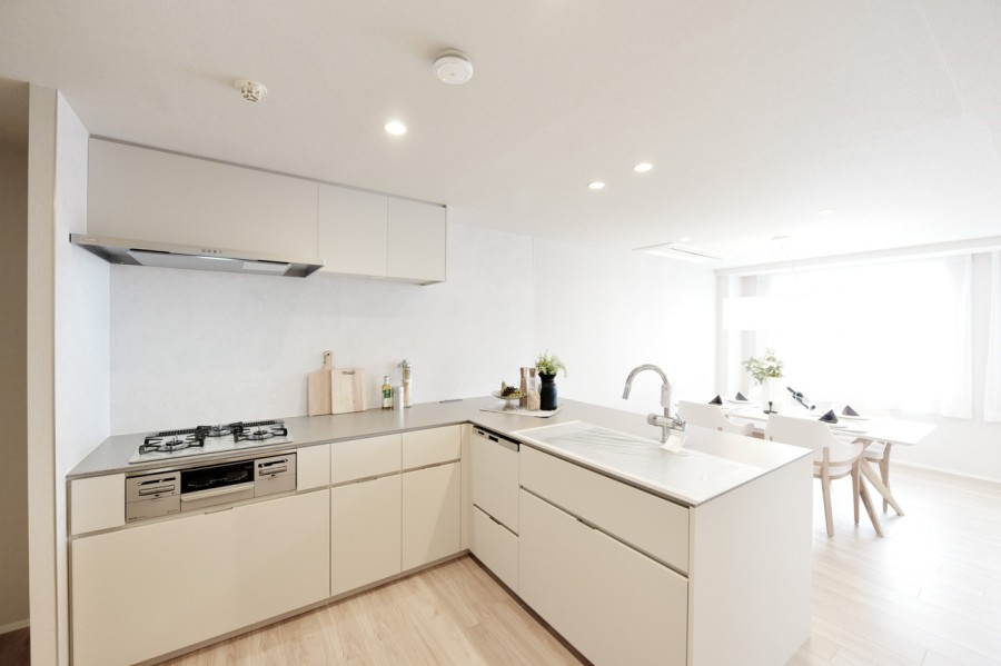 このお部屋にあわせてデザインされた田中工藝製のオリジナルシステムキッチンです。お部屋の雰囲気を引き立てるシンプルながらも使いやすいＬ字型のキッチンには食器洗浄乾燥機を備え、家事の時短にも役立ちます。