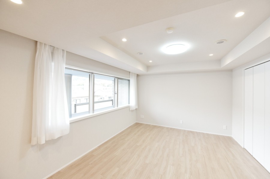 洋室１（約10.1帖）は下階にあるお部屋です。大型の家具を置いても広々と使用できる余裕のある居室です。リビングから離れて静かに心や体を癒すリラックスした時間を過ごせます。