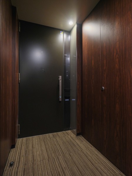 お部屋へと続く廊下は、ホテルライクな内廊下設計となっております。外気の影響を受けにくく、プライバシーも守られやすいです。トリプルセキュリティが採用されており、安心してお住みいただけます。