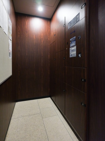 ◆宅配ボックス◆24時間いつでも荷物受け取りが可能。プライベートの時間を邪魔されず、配達時間も気にせず過ごすことができる便利な設備です。