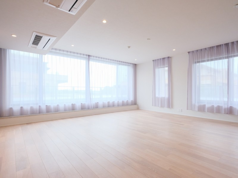 二面採光の窓から心地よい光と風を運んでくれる、おだやかな空気に纏われたリビングダイニングです。約33帖の広さがあり、大型家具を置いてもゆったりとお過ごしいただけます。