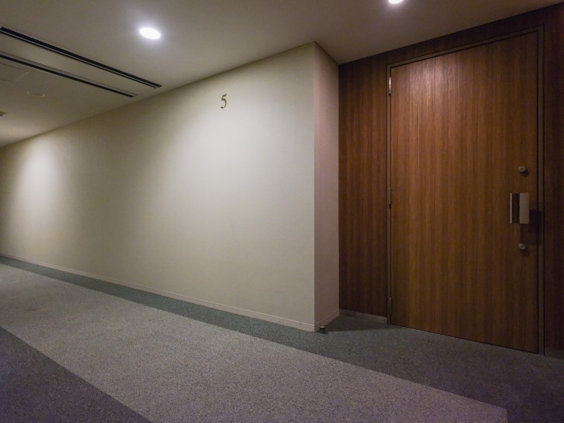 エレベーターを降りてお部屋へと続く廊下は、ホテルライクな内廊下設計となっております。外気の影響を受けにくく、プライバシーも守られやすいです。