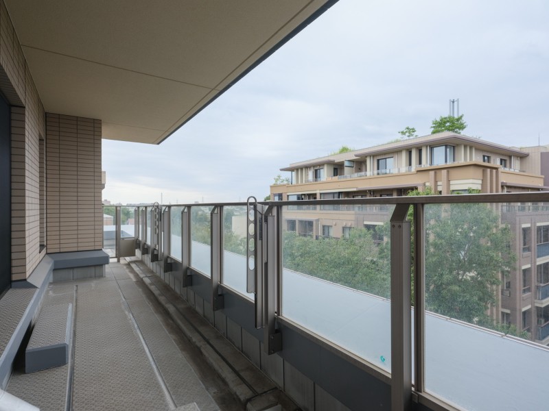 暮らしの中で大切な光と風を演出してくれる居心地の良い空間です。ほっと一息をつくことができるため、リフレッシュタイムにぴったりとなっております。